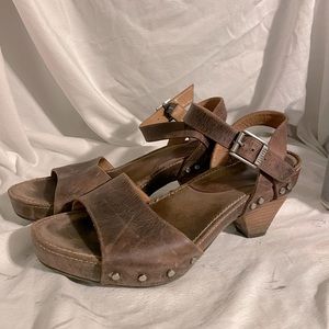 FLUEVOG LOW RULE GARDINER
STRAPPED HEELED SANDAL